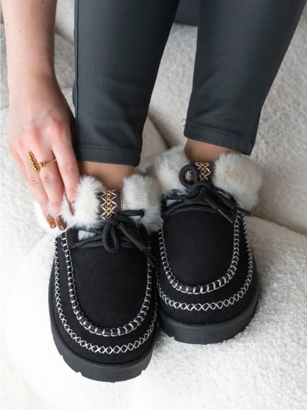 Women’s Size 37 Or 6.5 Winter Fuzzy Boots Faux Fur Lined Ankle Black Tie Boots